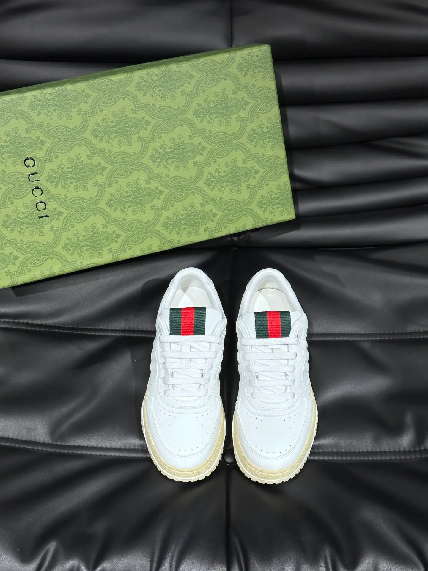 Men's shoes 💰p540 "GUCC*" Re-Web series 👫 Couple style webbed leather sneakers, as the first sneakers created by Sabato De Sarno for Gucci, the Re-Web series reinterprets the brand's classic stripes, with bold and unique details to set off a modern silhouette design. This shoe is crafted from iconic classic GG canvas and white leather. This new sneaker is ingeniously decorated with many of the brand's classic details, and is equipped with a bright red and green webbing tongue, which will make people fall in love at first sight. Size: 35-44 (45, 46 customized)